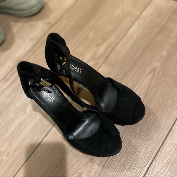 7 Michael kors gold& black thick high  heels practically new suede like /velvet - Picture 3 of 7